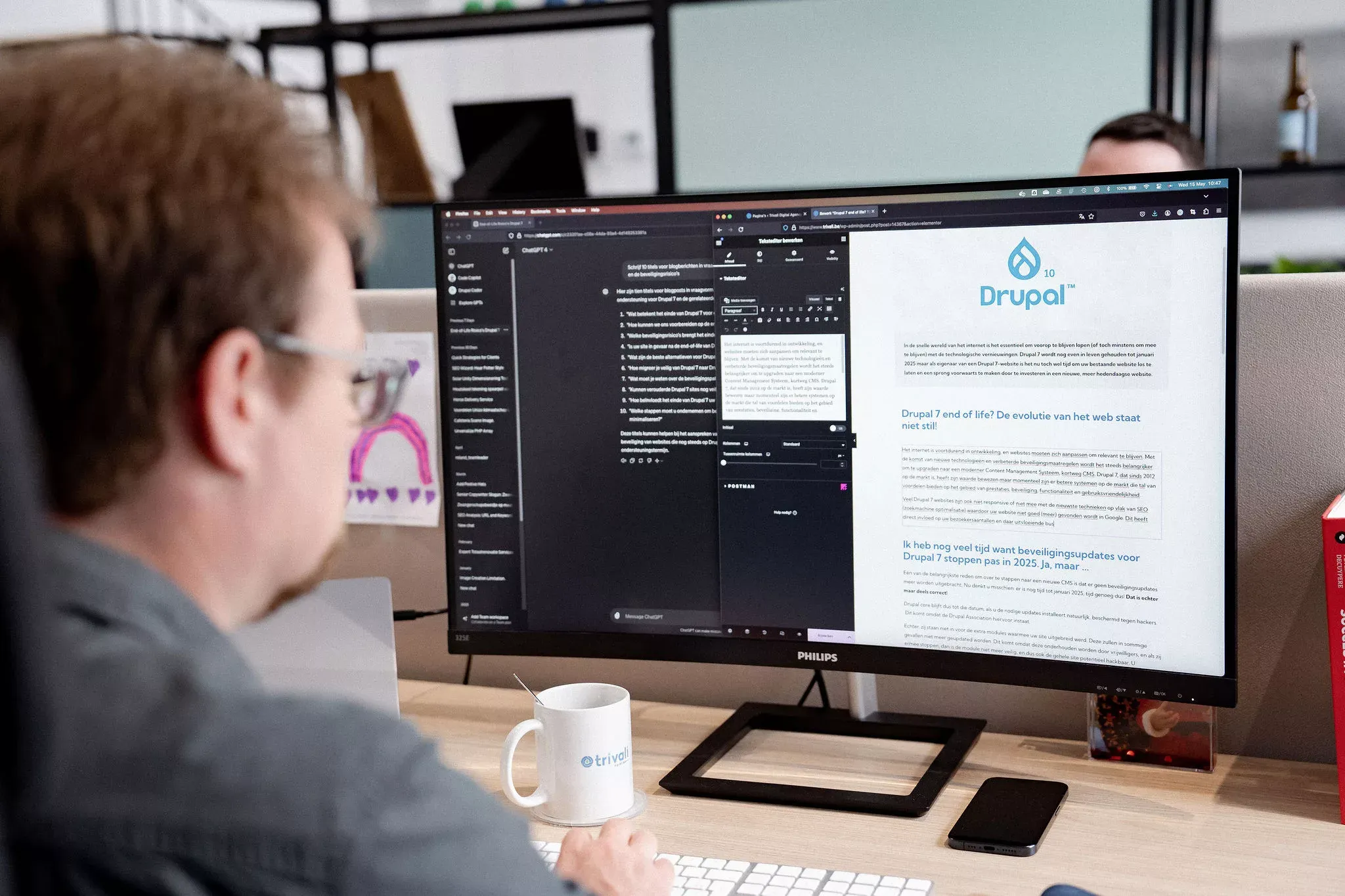 Computer met een artikel over Drupal.