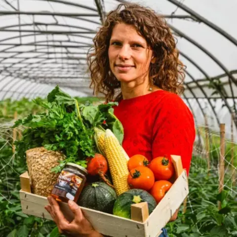 Vrouw met een fruitmand in haar handen