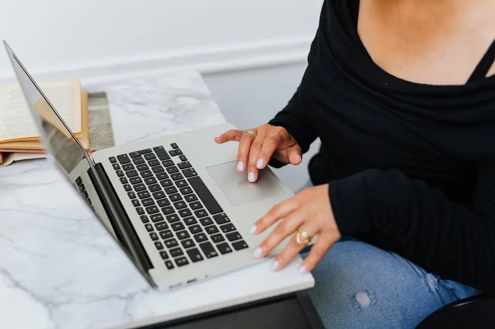 Vrouw die een website-analyse bekijkt op haar laptop