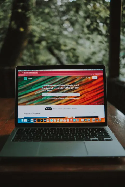 Laptop met een website op het scherm